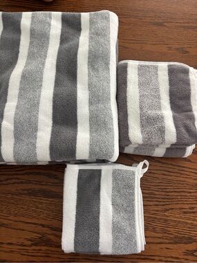 Source Unknown Gray and White Striped Bath Towel Set